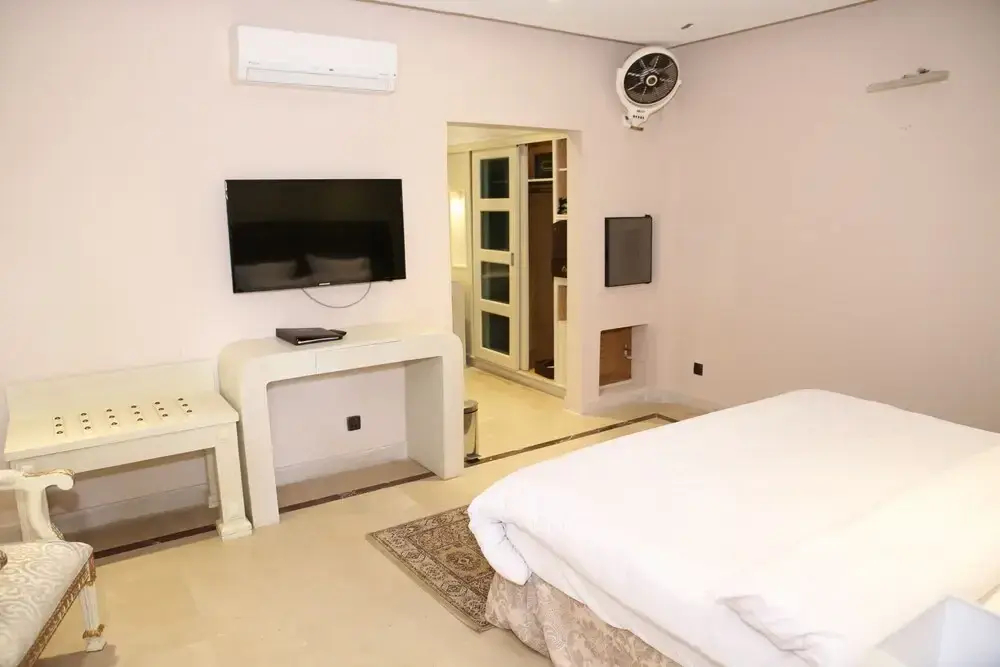 標準雙人房，帶有落地窗景色，附設雙人加大床