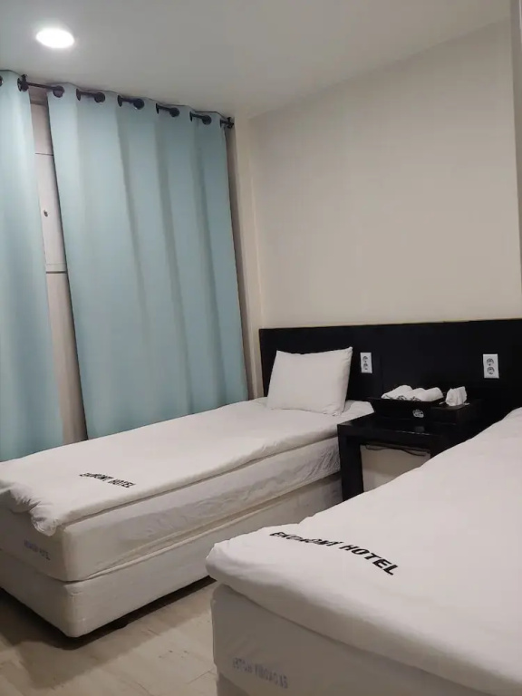 Ekonomy Hotel Gumi - Chambres