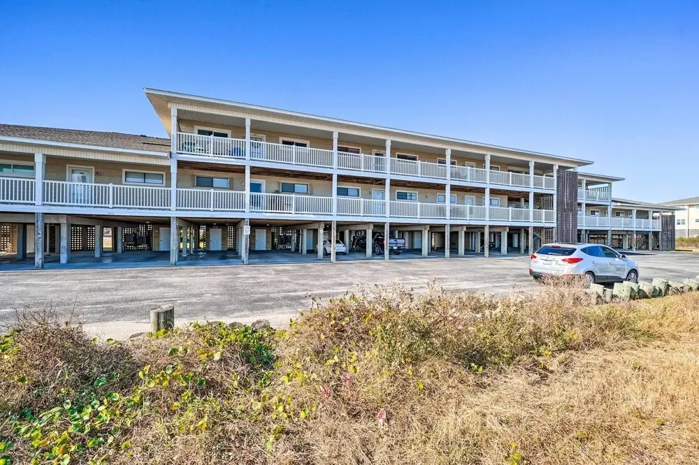 Oak Island Beachfront Condo w/ Community Pool