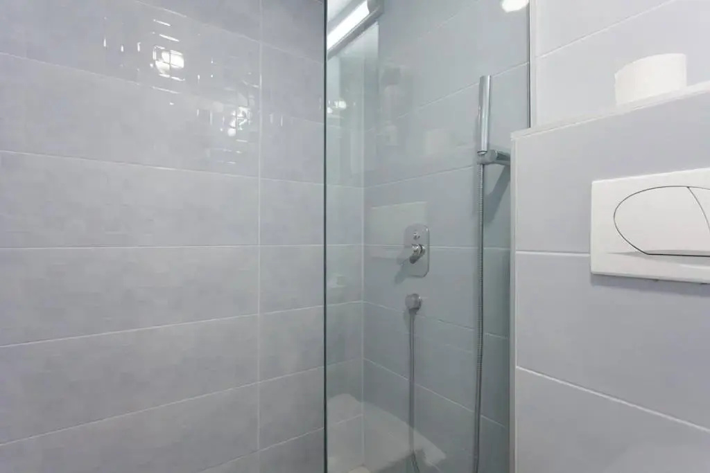 Standard Double room with lake view full double bed