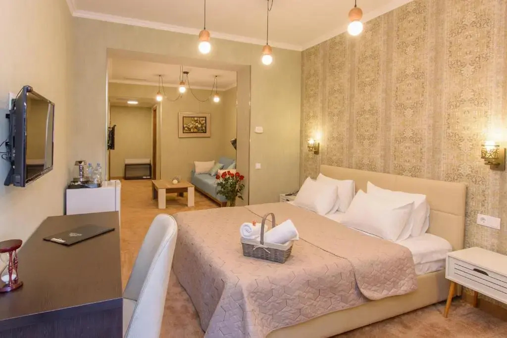 Deluxe Double room with balcony (full double bed)