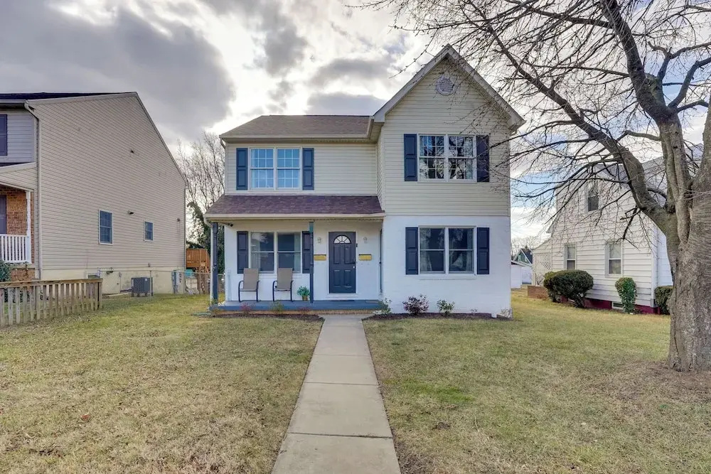 Walk to Fairgrounds! Hagerstown Townhome w/ Deck