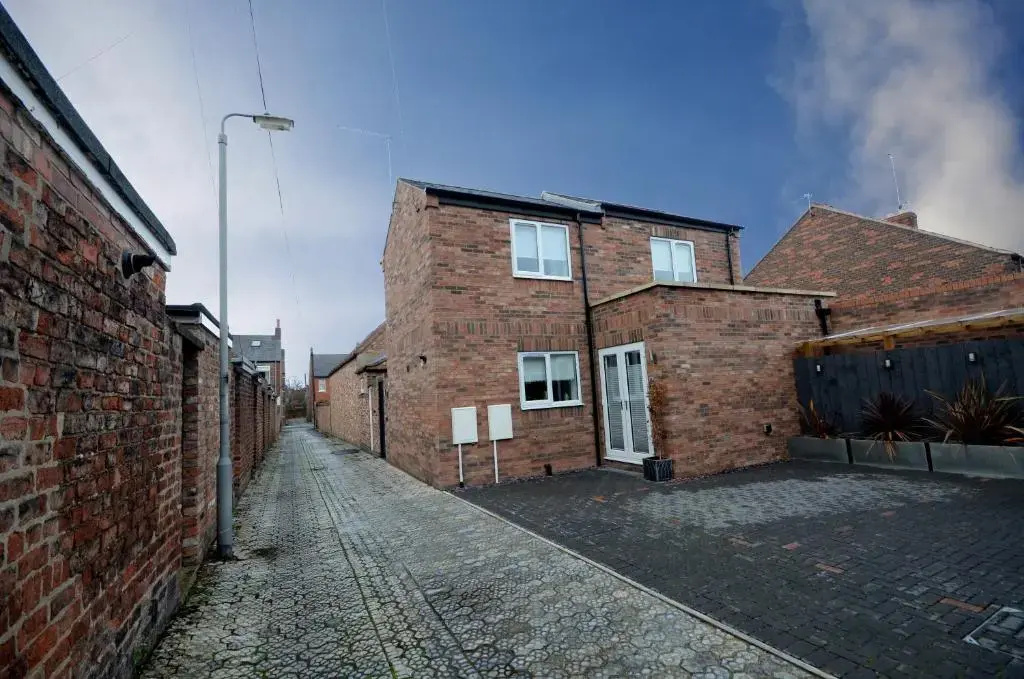 The Mews - 2 Bedroom Luxury, Spacious House With Free Parking