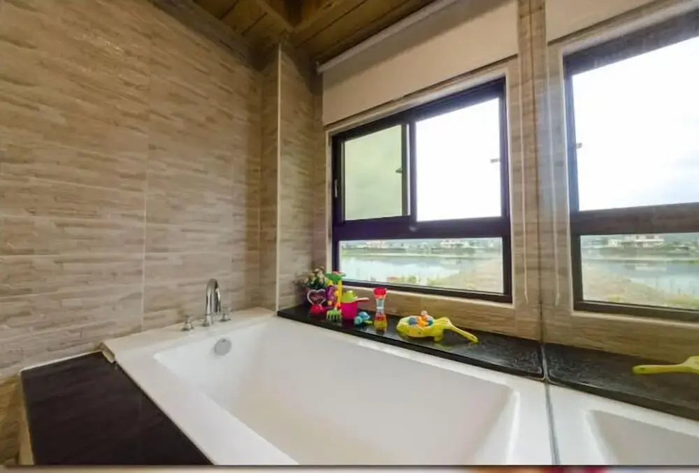 1 Bedroom Standard Quadruple Family Basement room