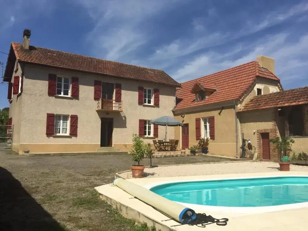 Maison Lajus holiday gîte exterior, Bassillon-Vauzé, Pyrénées-Atlantiques — Google Maps view