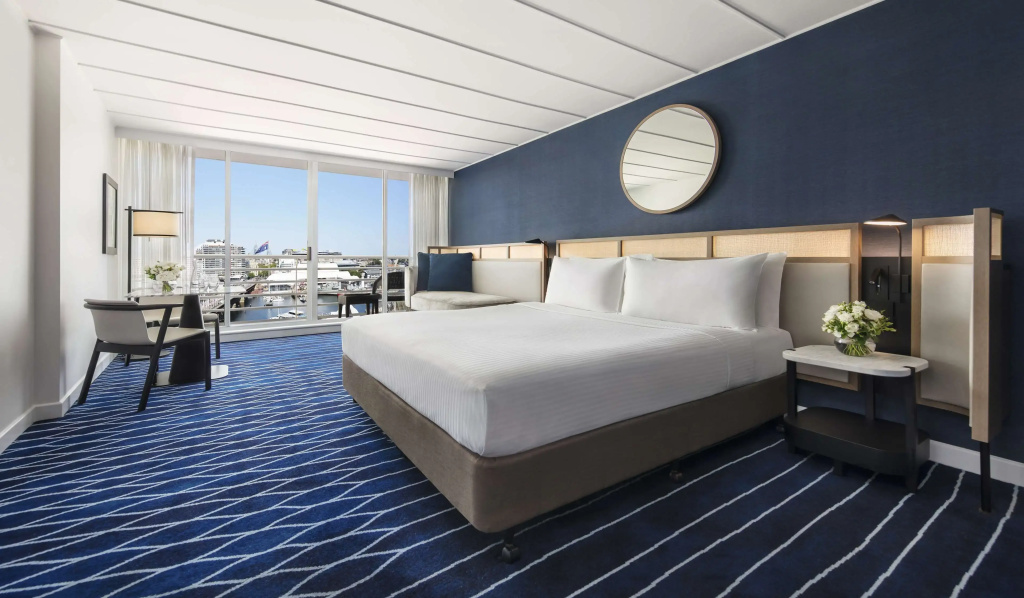 Double room with balcony and Darling Harbour View (full double bed)