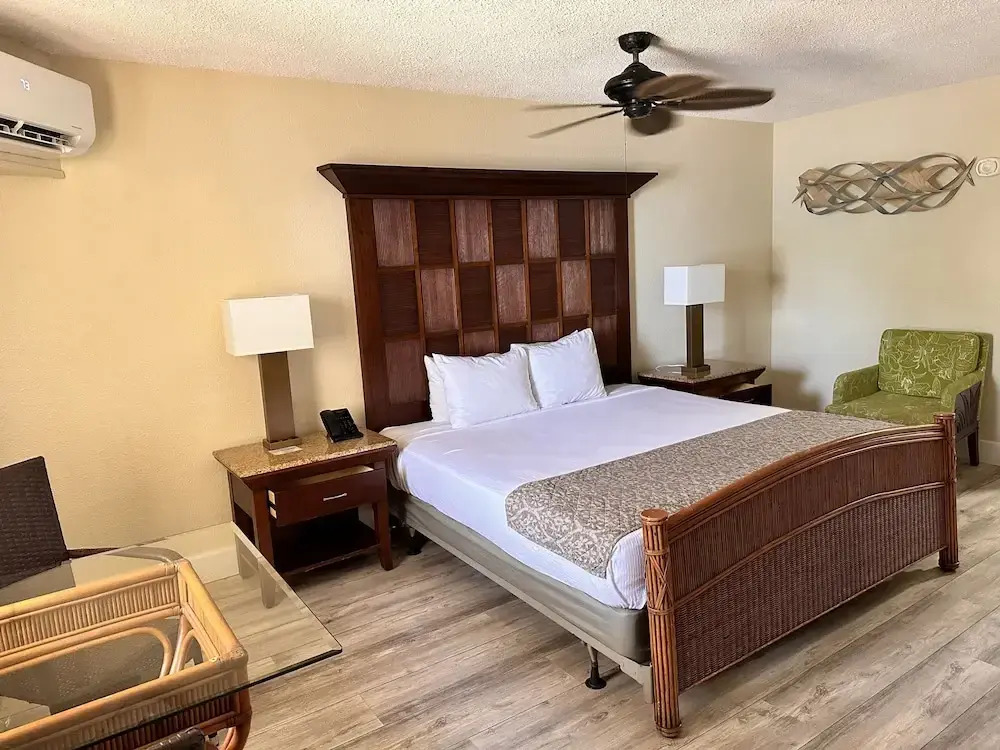 四人房，設有陽台及海景，配有雙人床。