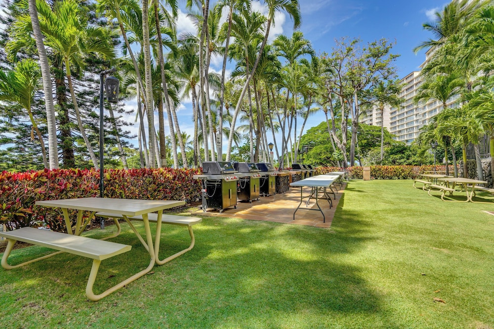 1 Mi to Makaha Beach! Resort Escape w/ Pool Access