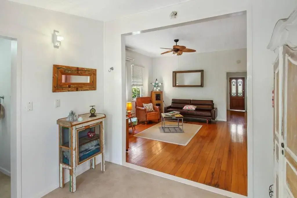 1910 Retro Styled, Pet Friendly, Traditional Queenslander Home - фото 2