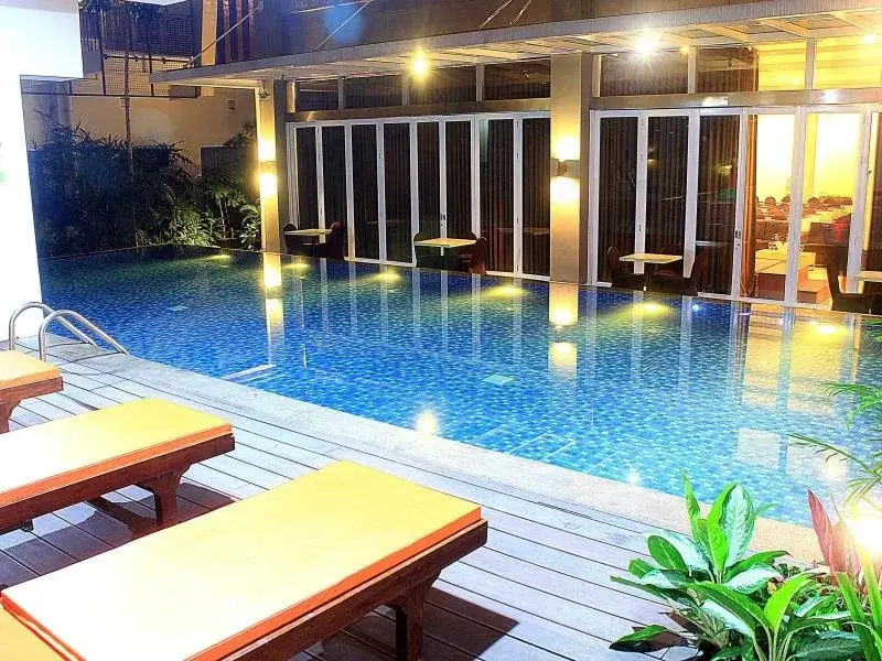 V Hotel & Residence by ZEN Rooms - фото 12
