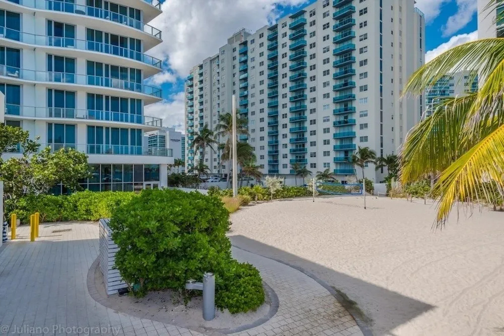 Hyde Beach House Luxury -resort 3 Bedroom Condo by RedAwning