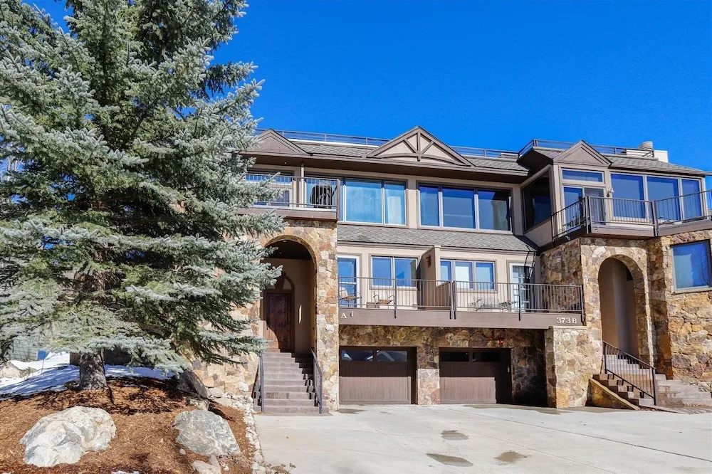 Bella Vista 5 Bedroom Townhouse by RedAwning