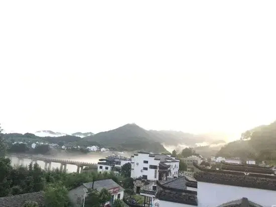 Jing Taohua Jie Holiday Homestay (Taohua Tan Scenic Area)