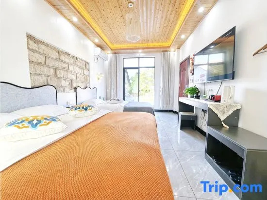 Standard Family room with courtyard view