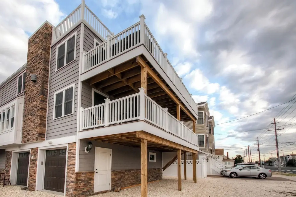 Recently Renovated LBI Apt w/ Deck on Beach Block!