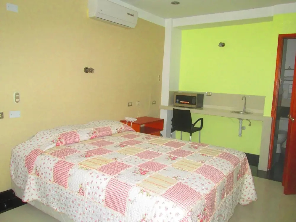 Ari's Hotel III - Général
