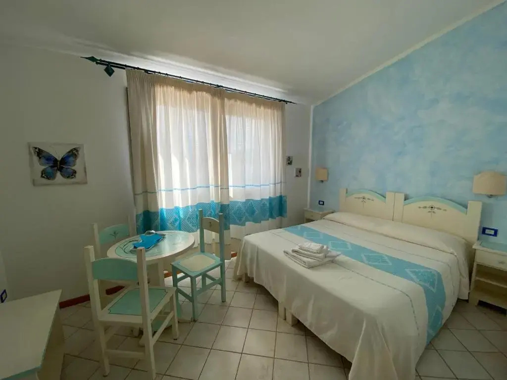 Deluxe Double room (full double bed)