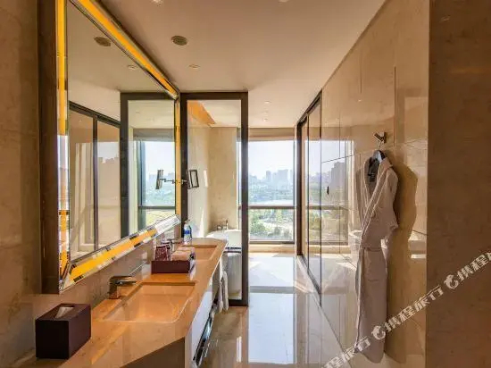 行政四人組合房，帶有城市景觀雙床