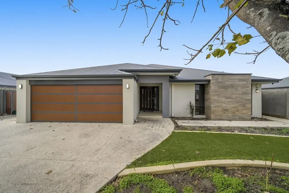 Spacious 4-bed House With Outdoor Area