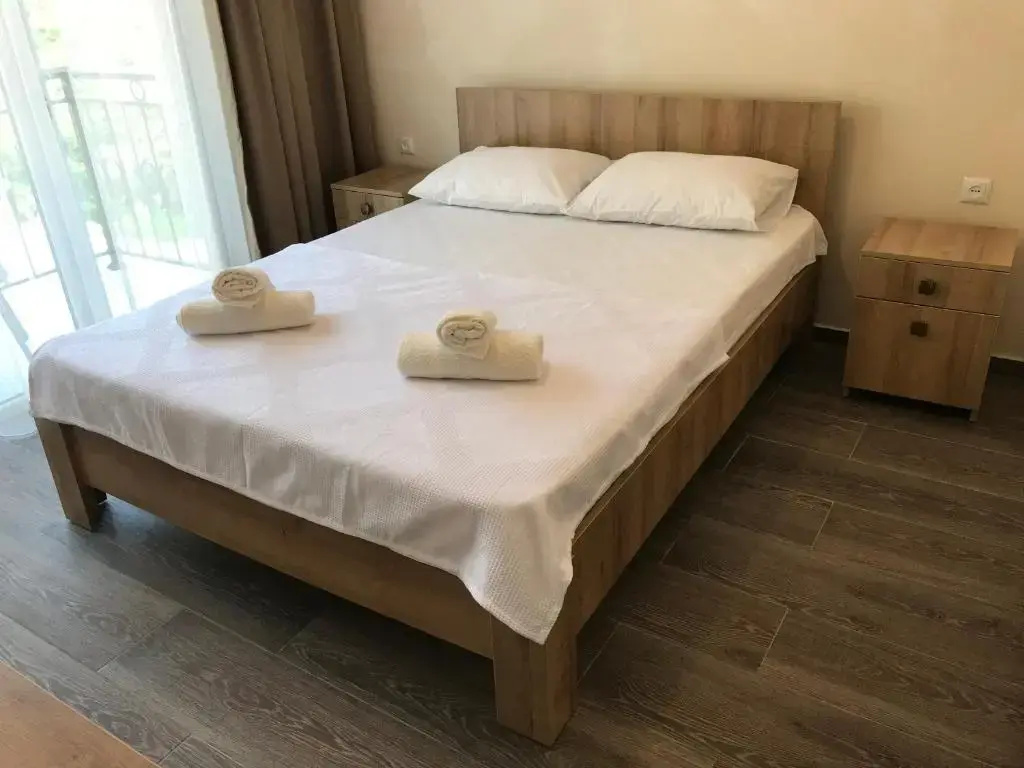 Deluxe Double room (full double bed)
