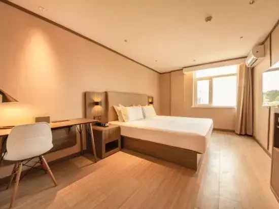 HanTing Hotel (Tongliao Naiman Banner Railway Station Zhenxing Street)