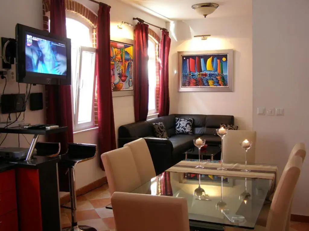 3 Bedrooms Apartment