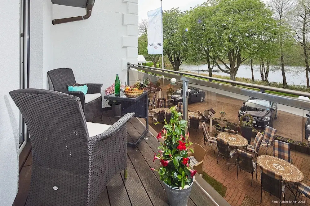 1 Bedroom Comfort room with balcony and with lake view
