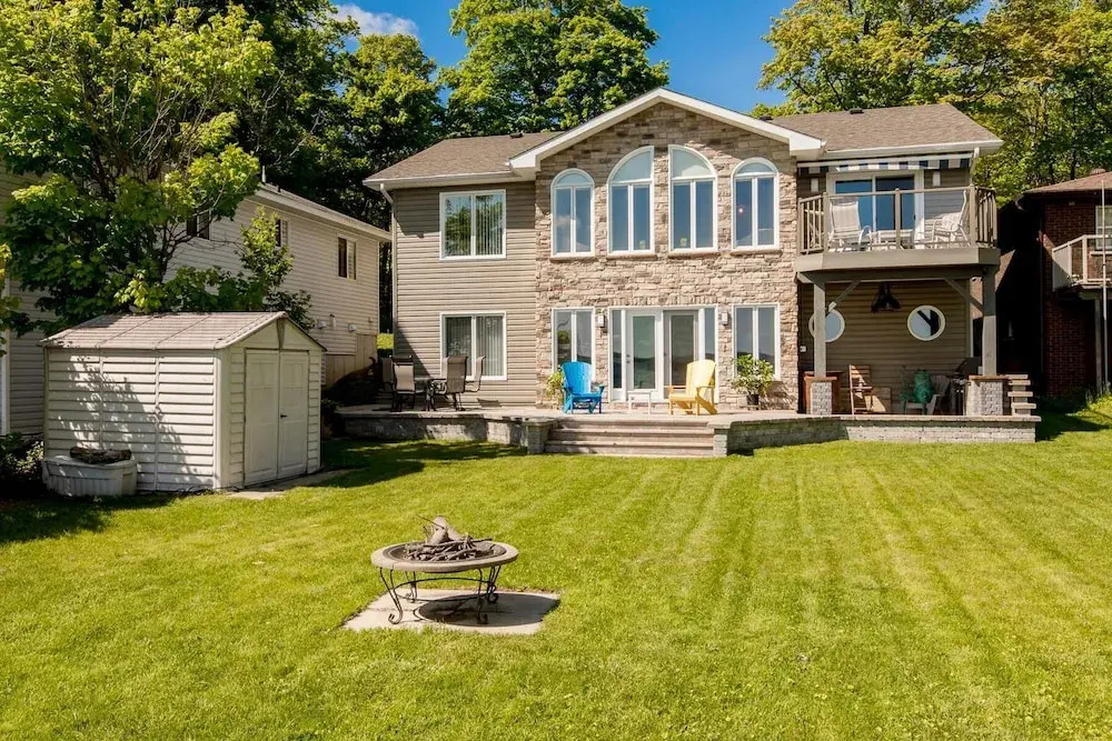 Barefoot Bungalow Gracing the shores of Lake Simcoe, a wonderful family cottage!