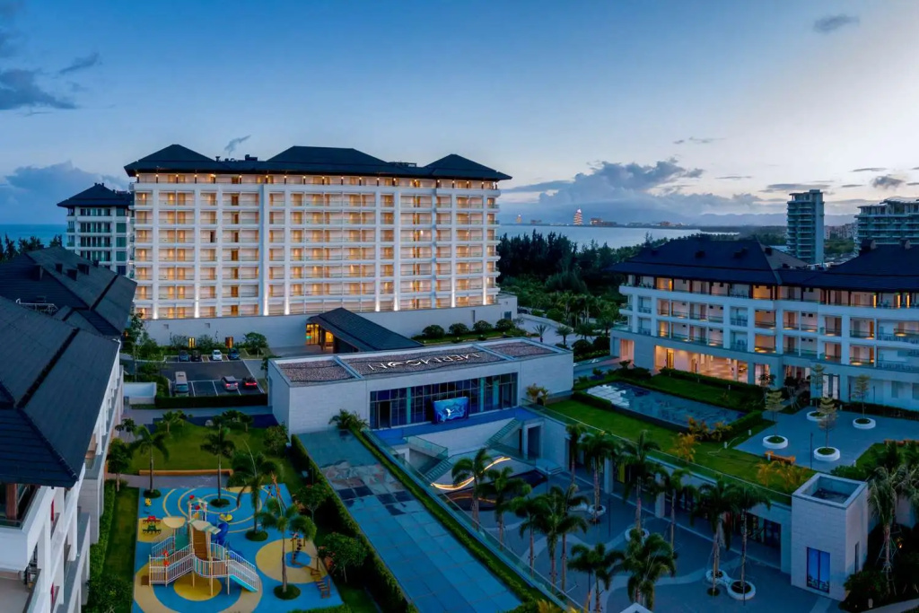 The Mermoon Resort Hainan Tufu Bay Tapestry by Hilton