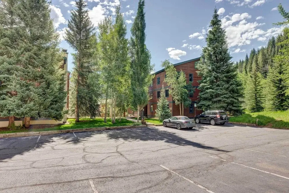 Mountain-view Vail Condo w/ Balcony + Gas Grill!
