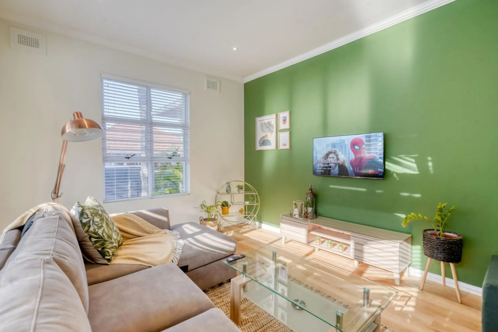 Hampton Collection - Stylish 3 Sleeper Apartment with Pool — фото 4