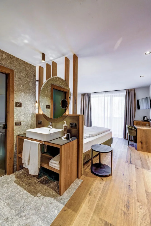 Deluxe Double room with balcony (full double bed)