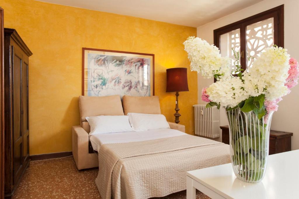 Palazzo Valmarana Braga by null