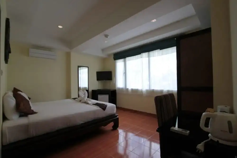 Karon Beach Pool Hotel - Chambres