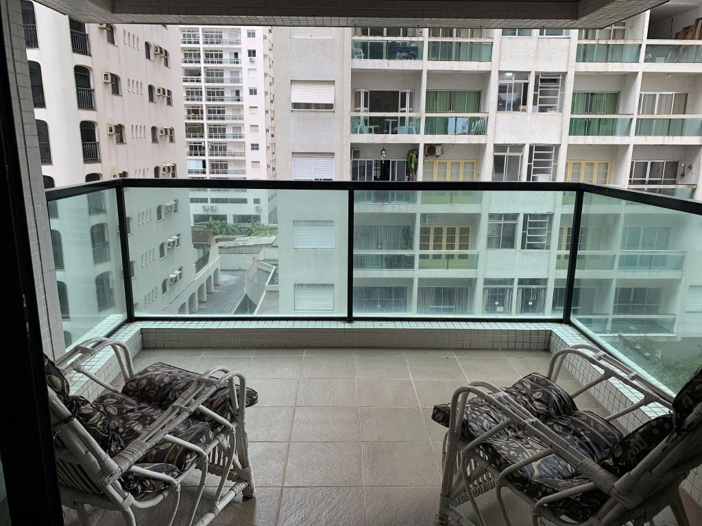 Amplo apartamento no Guarujá 50m da Praia de Pitangueiras, com serviço de praia - Saquarema 01