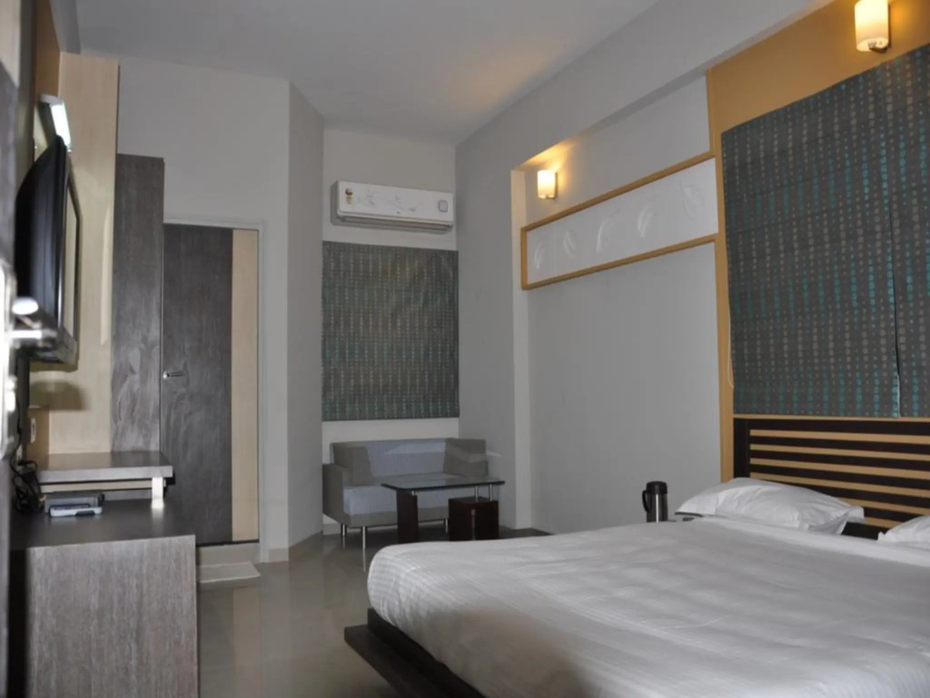Deluxe Double room (full double bed)