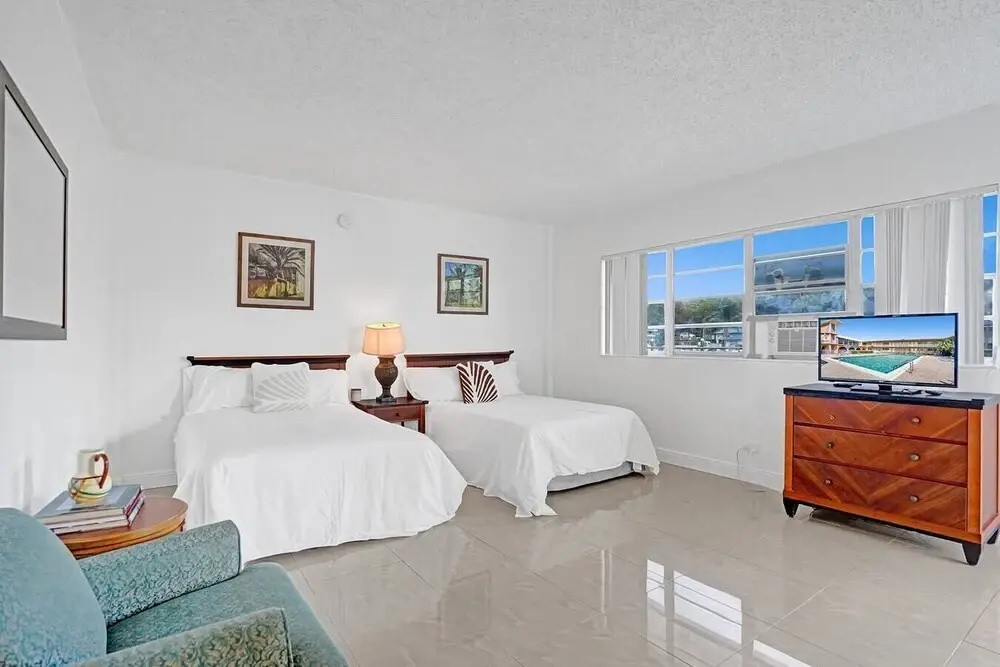 Pool & Gulfstream Hallandale Beach Escape