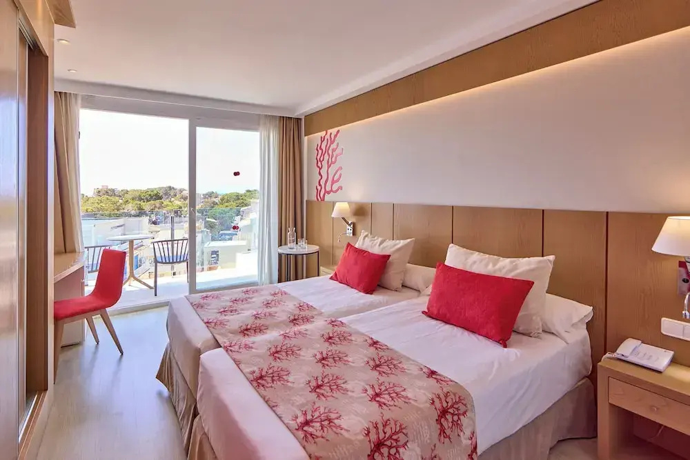 Standard Double room with balcony and with partial sea view (full double bed)