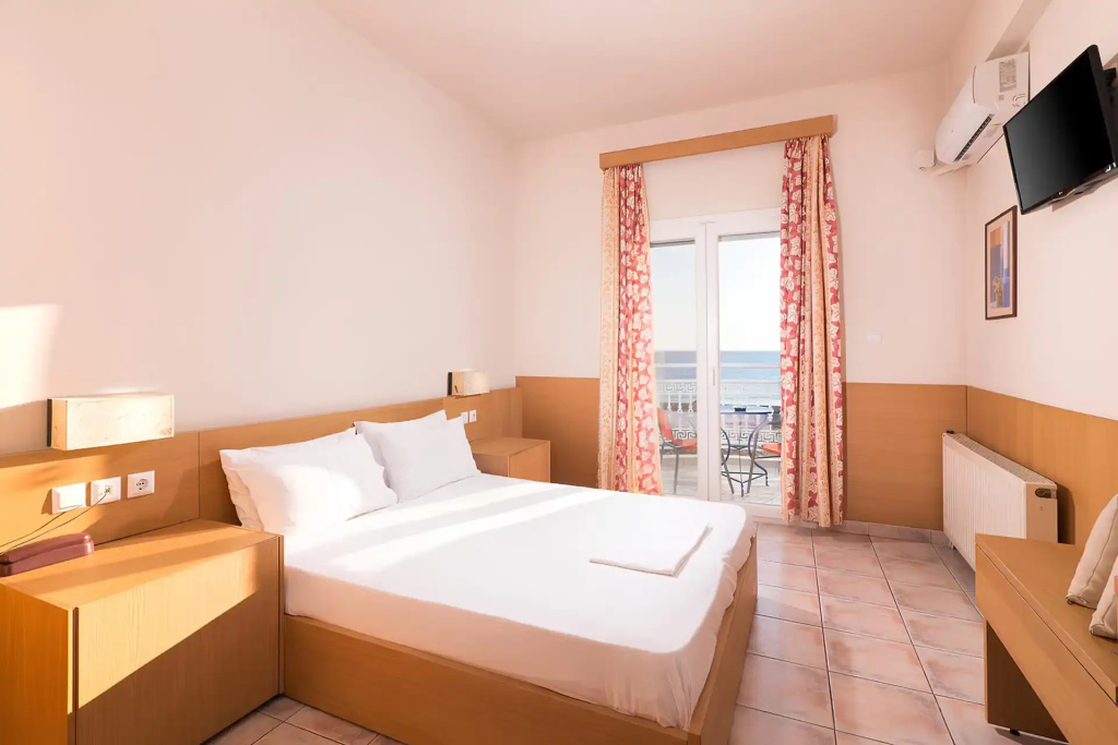 Standard Double room with partial sea view (full double bed)