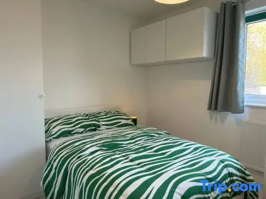 Cozy and Bright Room in a Friendly 2 Bedroom Home