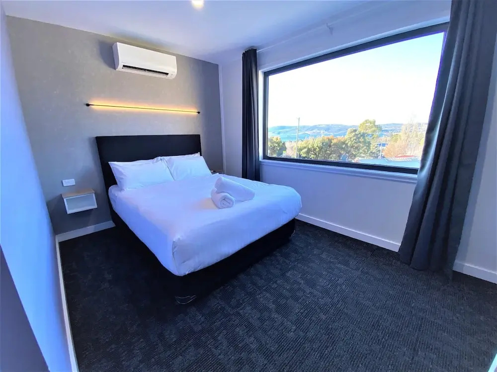 Standard Double room with lake view (full double bed)