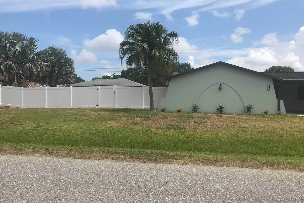 Bright Venice Home w/ Yard < 4 Miles to Beach!