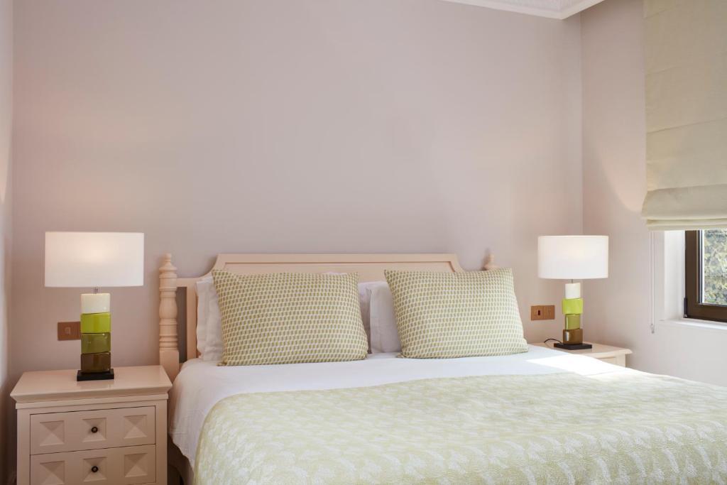 Семейный номер Standard c 1 комнатой с красивым видом из окна в Aphrodite Hills Hotel