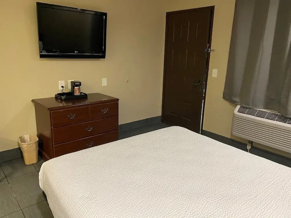 Budget Inn and Suites - фото 7