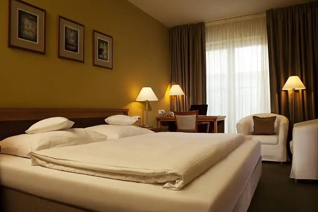 Double room (full double bed)