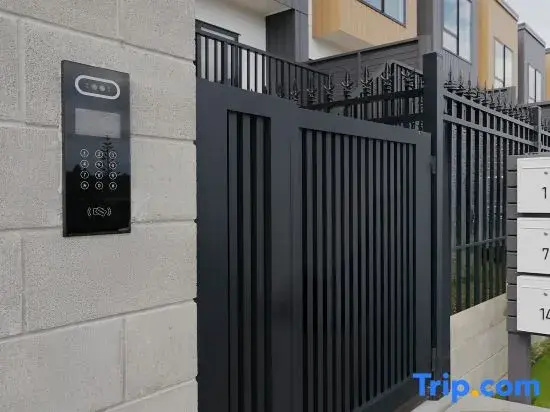 Morden 3BR Townhouse Gated Community Parking Free | CCTV