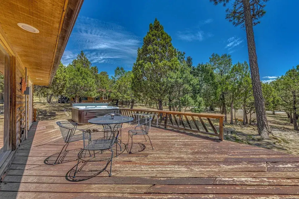 Hot Tub, Deck & Fireplace at Rustic Alto Cabin!