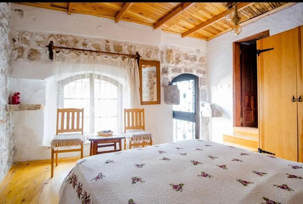 Deluxe Double room (full double bed)