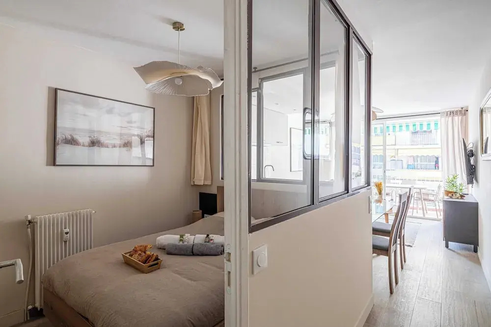 Voir la photo 1 — Sunny Getaway With Balcony and A/C in Antibes