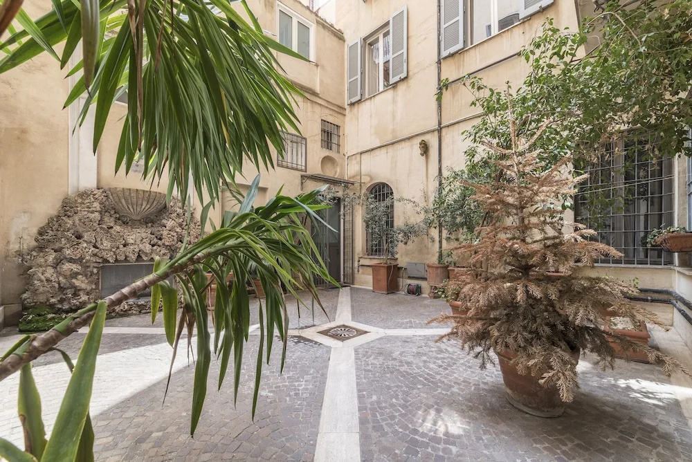 iFlat Yellow Monti Studio Apartment
